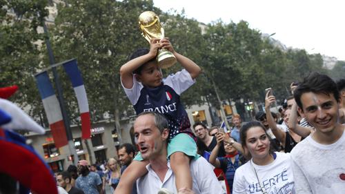 フランス優勝でワールドカップの栄冠を手にする